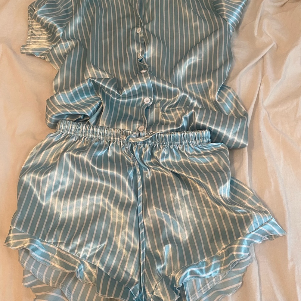 Women's Blue Striped Satin Pajama Set

please message before buying !!!